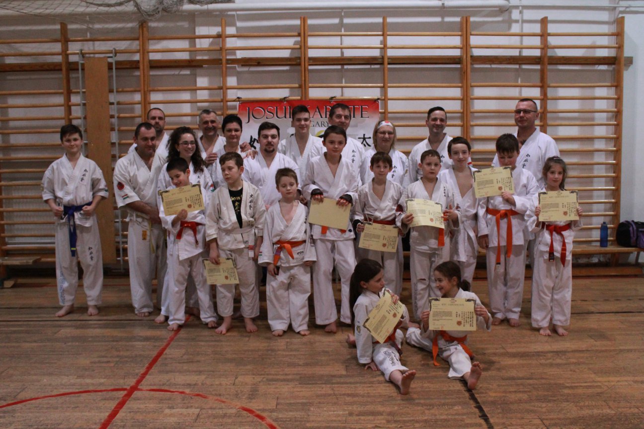 Sikeres karate vizsga után 